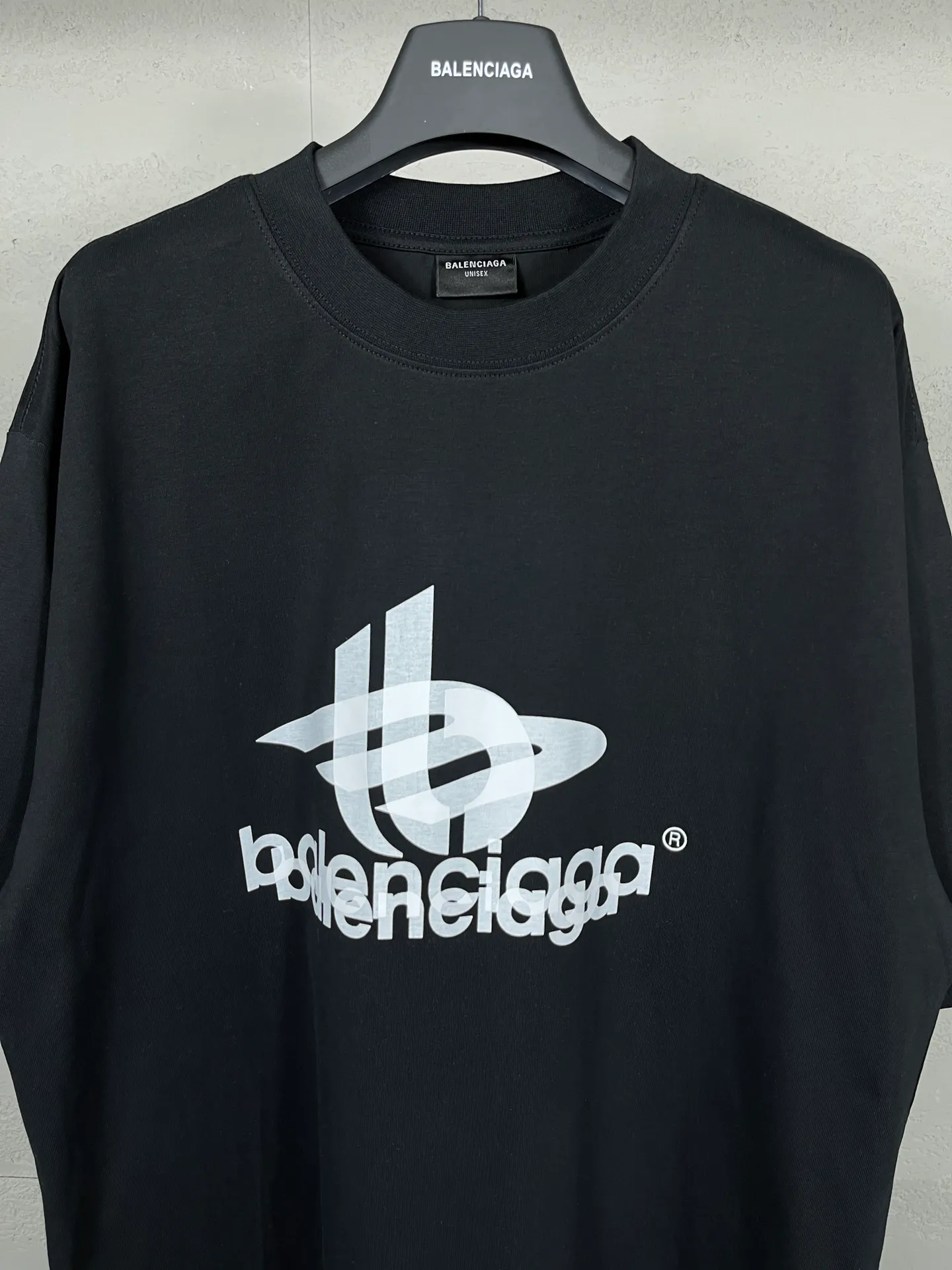 【 . Quality】BALENCI*GA/ .2024New Arrival. LOGOClassic T . . Authentic ， ！ ZP . 260 ， . ， ，。 。Classic ，LOGO ， ， 。 . ， ， ， OS . Same Style ：BL 223213 ：Black，White， Size：XS L